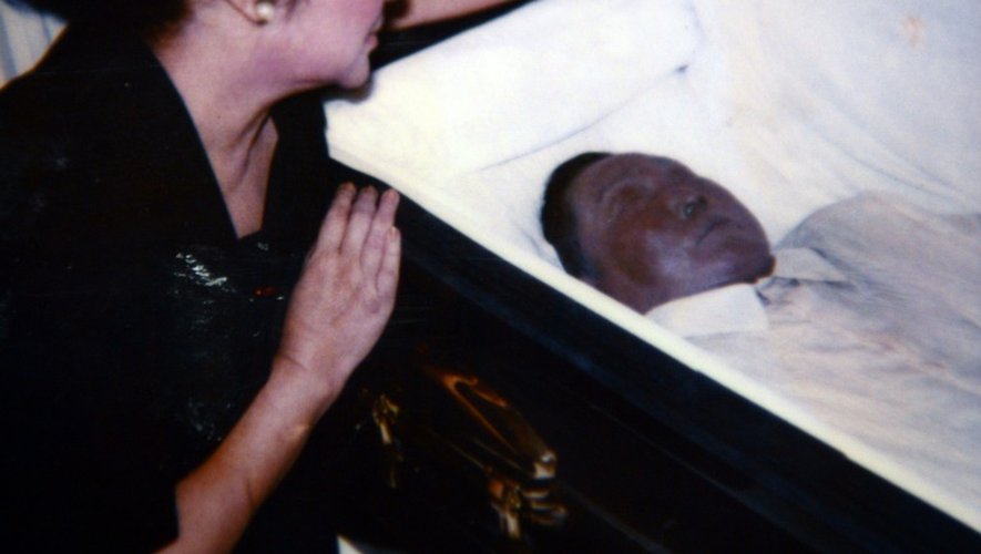 Reproduction d'une photo fournie par Franck Malabed  le 24 octobre 2012 à Manille  montrant Imelda Marcos regardant le corps de son mari l'ex-président philippin Ferdinand Marcos dans un cercueil