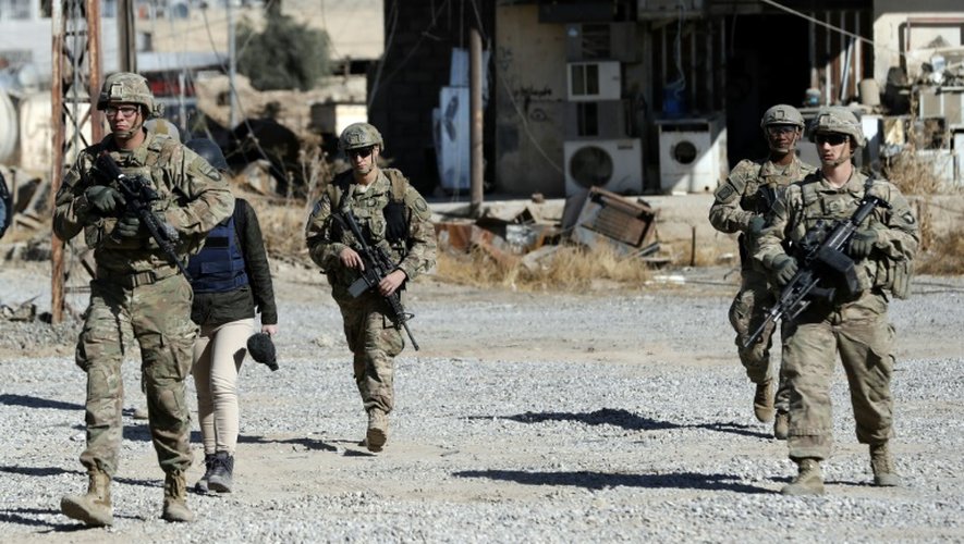 Des soldats américains patrouillent près d'une base militaire de l'armée itakienne près de Mossoul le 23 novembre 2016