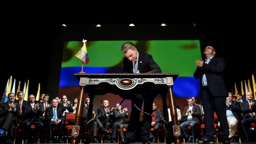 Le président colombien Juan Manuel Santos signe l'accord de paix historique entre le gouvernement et les FARC, au théâtre Colon de Bogota, le 24 novembre 2016