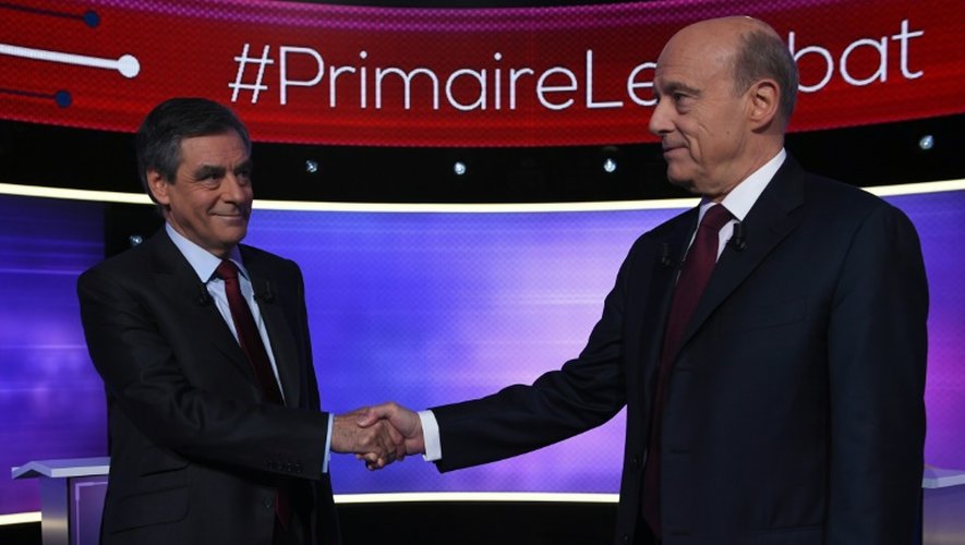 François Fillon et Alain Juppé avant leur débat télévisé de l'entre-deux-tours de la primaire de droite le 24 novembre 2016 à Paris