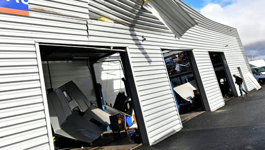 Les toitures de sept bâtiments de la zone d'activité commerciale ont été détruites par la mini-tornade qui s'est produite au cours de la nuit de mercredi à jeudi à Saint-Martin-de-Londres à 30 km au nord de Montpellier, dans l'Hérault