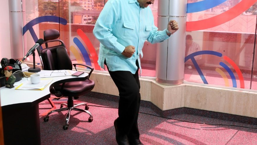 Une photo fournie par la présidence vénézuélienne de Nicolas Maduro dansant lors d'une émission de radio à Caracas, le 1er novembre 2016