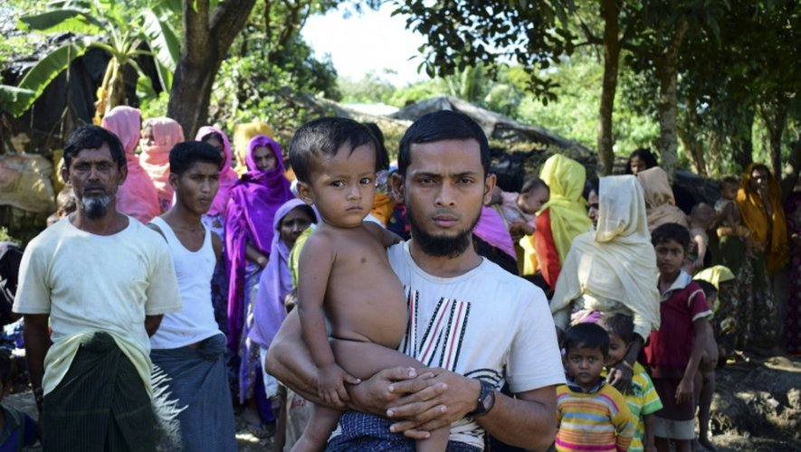 Mohammad Ayaz et son fils, seuls survivants d'une famille rohingya birmane, dans un camp de réfugiés à Ukhiya, au Bangladesh, le 24 novembre 2016