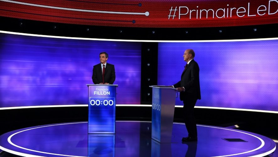 François Fillon et Alain Juppé lors de leur débat télévisé de l'entre-deux-tours de la primaire de droite le 24 novembre 2016 à Paris