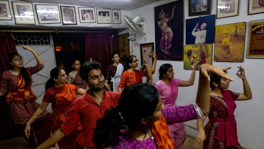 Leçon d'odissi, une danse classique indienne, dans le studio de la chorégraphe Madhumita Raut, le 10 novembre 2016 à New Delhi