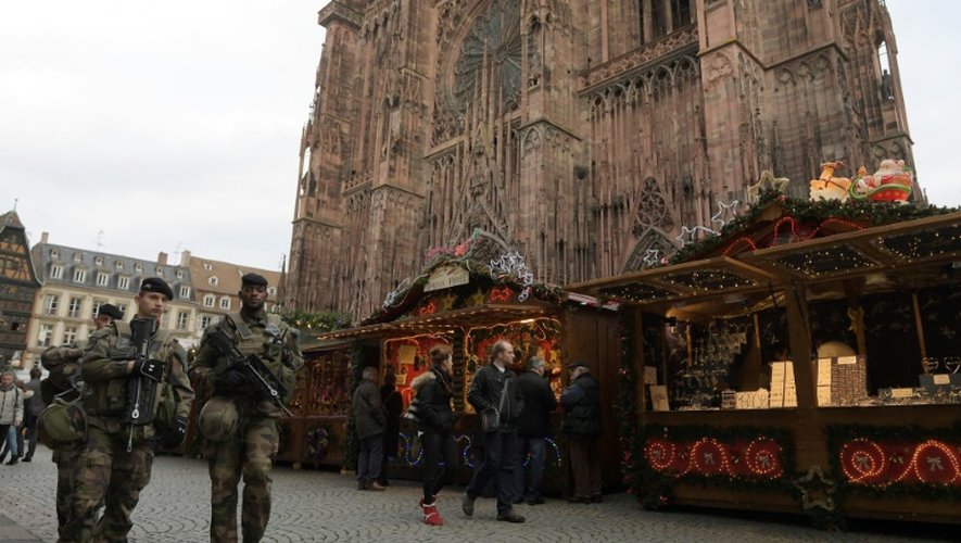 Quelque 160 policiers municipaux, 150 agents de sécurité, des militaires du dispositif Sentinelle et des renforts en CRS et gardes mobiles patrouillent près de la cathédrale et sur le marché de Noël de Strasbourg, le 25 novembre 2016