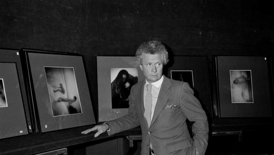 Le Britannique David Hamilton photographié le 19 novembre 1983 devant ses photos lors d'une vente aux enchères à Paris