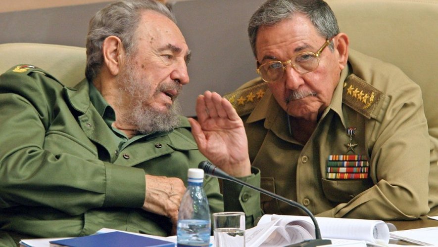Fidel Castro et son frère Raul Castro le 23 décembre 2003 à Cuba
