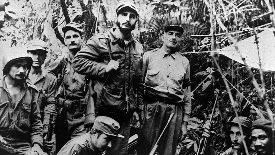 Fidel Castro, entouré des commandants de la guerilla (DàG), le capitaine Juan Almeida, le capitaine George Sotus, le capitaine Crescentio Perez, le lieutenant Universo Sanchez, le docteur Ernesto Guevara, le capitaine Guillermo Garcia et agenouillé, le frère de Fidel Castro, le capitaine Raul Castro, le 1er juin 1957 à La Havane