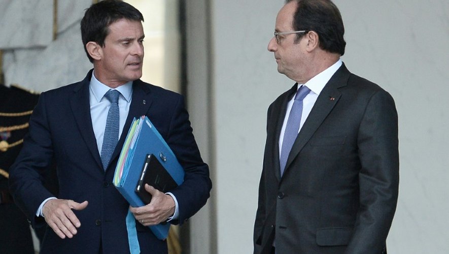 Manuel Valls  et  François Hollande à la sortie du conseil des ministres le 2 novembre 2016 à l'Elysée à Paris