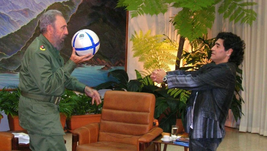 Le président cubain Fidel Castro joue au ballon avec le footballer Argentin Diego Armando Maradona le 26 octobre 2005 à La Havane