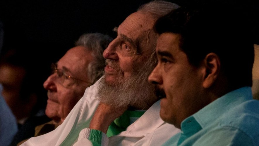 Le 13 août 2016, à l'occasion de son 90e anniversaire, Fidel Castro est assis entre son frère Raul (G) et le président socialiste du Venezuela Nicolas Maduro (D)