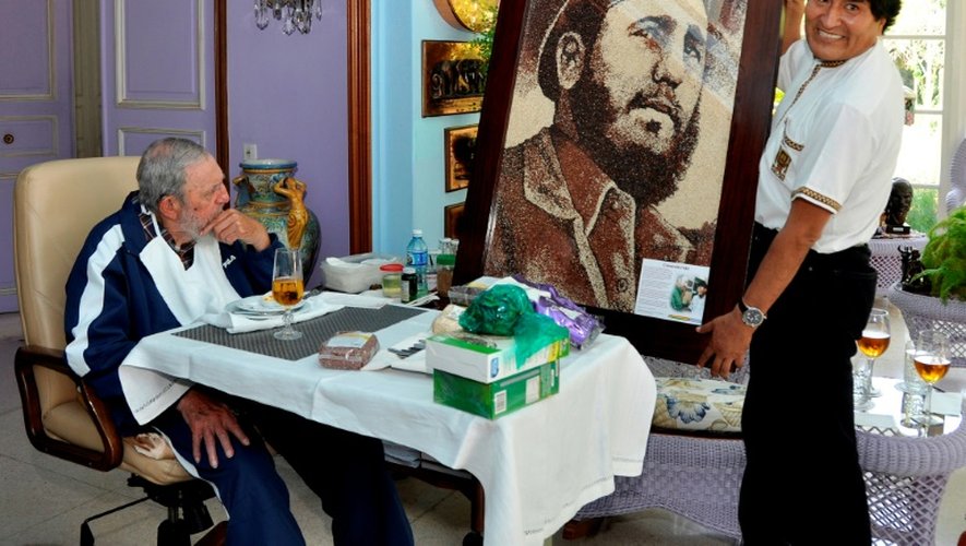 Le président bolivien Evo Morales (D) montre un portrait de Fidel Castro à l'ex-président cubain à l'occasion de son 89e anniversaire en août 2015, à La Havane