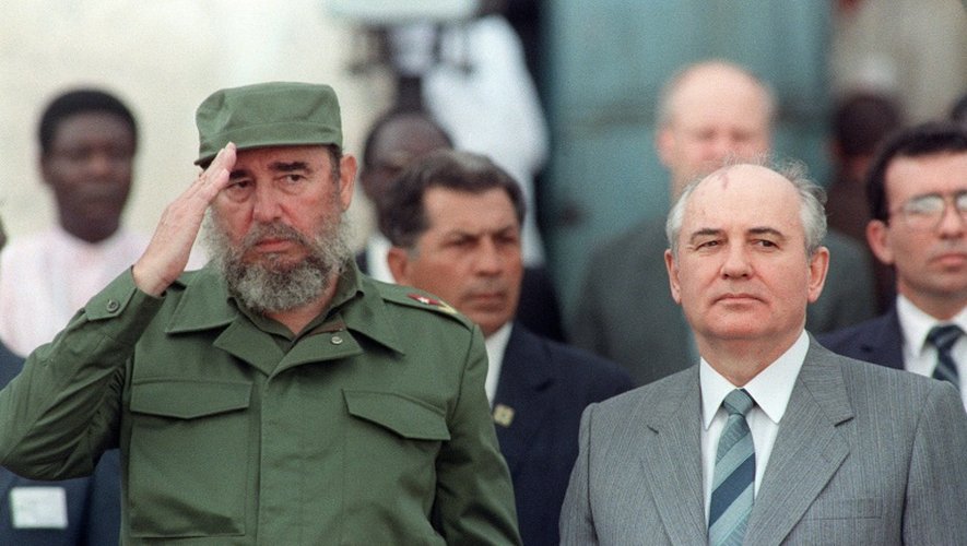 "Fidel a résisté et a fortifié son pays au cours du blocus américain le plus dur (...) il a pu (...) mener son pays sur la voie du développement indépendant", a affirmé Mikhaïl Gorbatchev ici avec Fidel Castro le 2 avril 1989 à La Havane