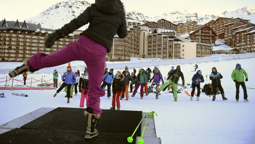 Des skieurs s'échauffent le 26 novembre 2016 à Val Thorens