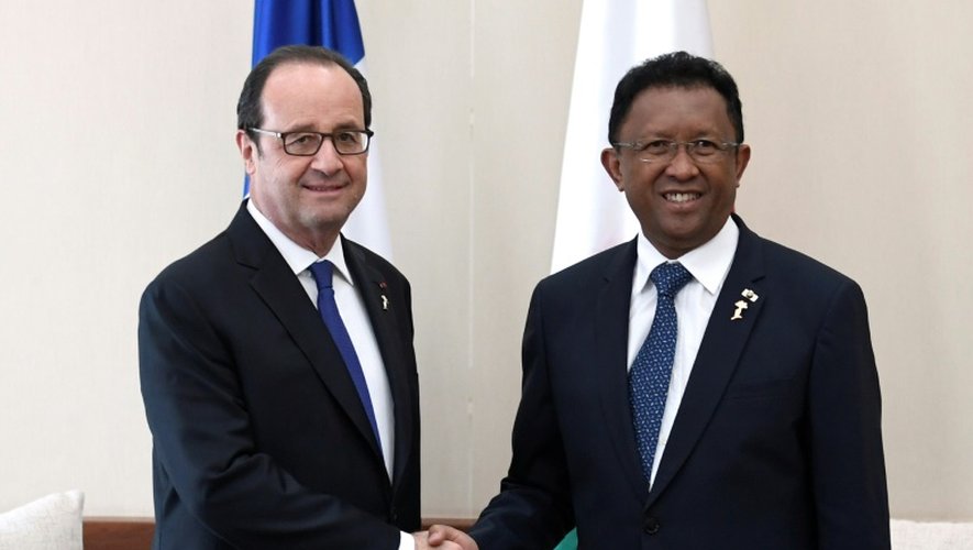 François Hollande et le président malgache Hery Rajaonarimampianina au 16e sommet de la Francophonie le 26 novembre 2016 à Antananarivo