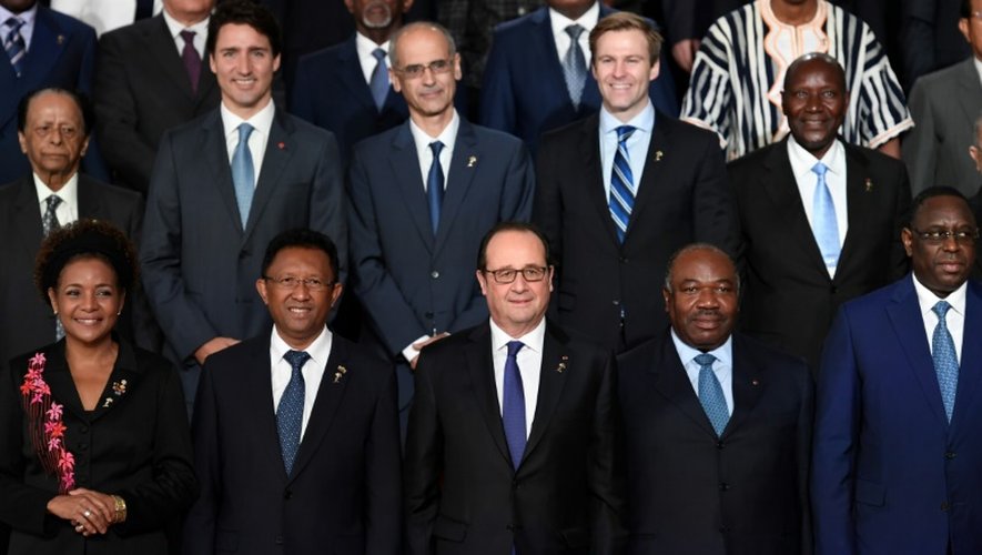François Hollande sur la photo de famille du 16e sommet de la Francophonie le 26 novembre 2016 à Antananarivo