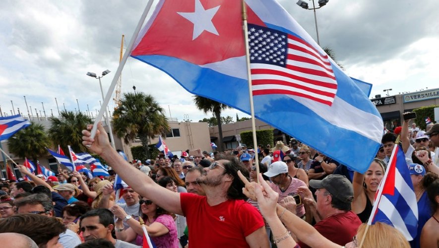 L'annonce de la mort de Fidel Castro a été accueillie dans la liesse par un millier de Cubains de Miami le 26 novembre 2016, aux cris de "Cuba libre!", accompagnés de champagne, de selfies et de chants avec des concerts de tambours et de casseroles