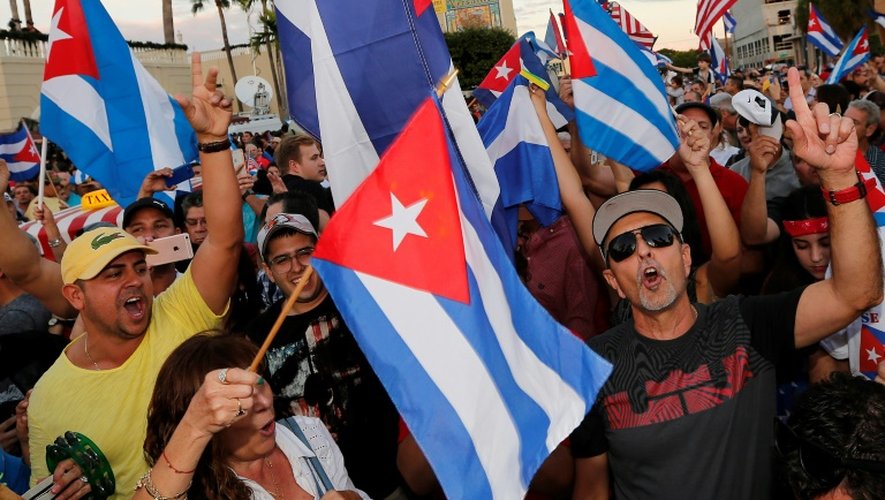 Des Cubains de Miami ont célébré dans leur quartier de "Little Havana" la mort de Fidel Castro, jusqu'à l'aube dimanche 27 novembre 2016