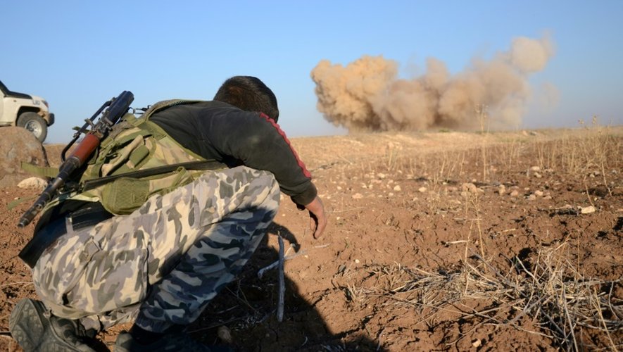 Un rebelle se tient à distance d'une mine laissée par les hommes de l'EI, que ses hommes font exploser le 25 novembre 2016 à à Tilalayn
