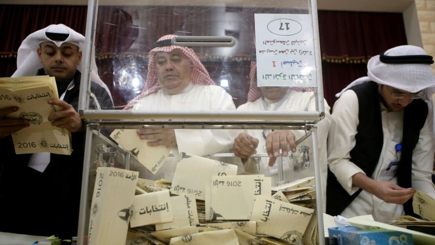 Dépouillement des bulletins de vote le 26 novembre 2016 à Koweït