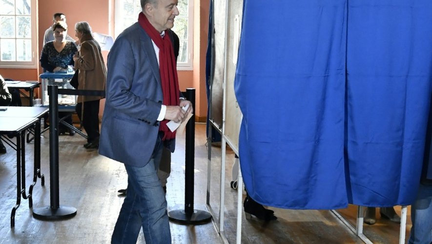 Alain Juppé vote le 27 novembre 2016 à Bordeaux pour le deuxième tour de la primaire de la droite et du centre
