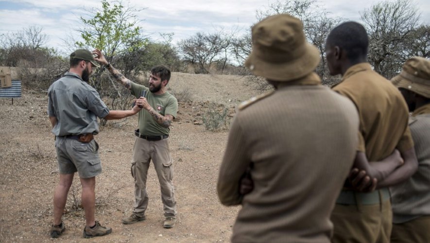 Séance d'entraînement pour une équipe de rangers et d'anciens militaires lors d'une opération de lutte contre le braconnage le 10 novembre 2016 dans la réserve de Kuduland à Musina en Afrique du Sud