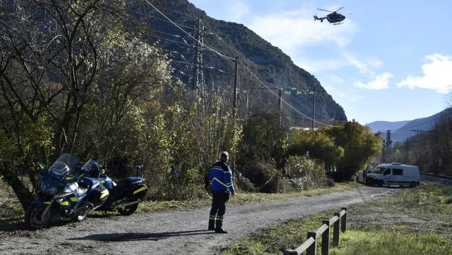 Un hélicoptère de la gendarmerie survole le 27 novembre 2016 l'endroit, entre Tarascon-sur-Ariege et Ussat, où un gendarme a été mortellement blessé en Ariège par un automobiliste