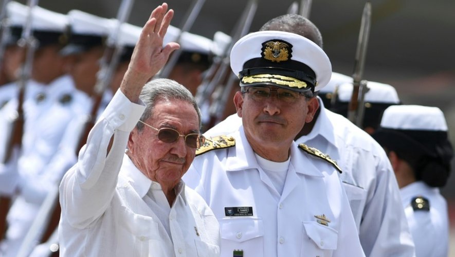 Le président cubain Raul Castro à son arrivée à l'aéroport international Rafael Nunez le 25 septembre 2016 à Cartagène en Colombie