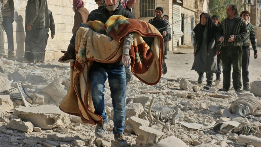 Un Syrien emporte le corps d'un enfant tué dans un bombardement  du quartier Bab al-Nairab le 24 novembre 2016 à Alep