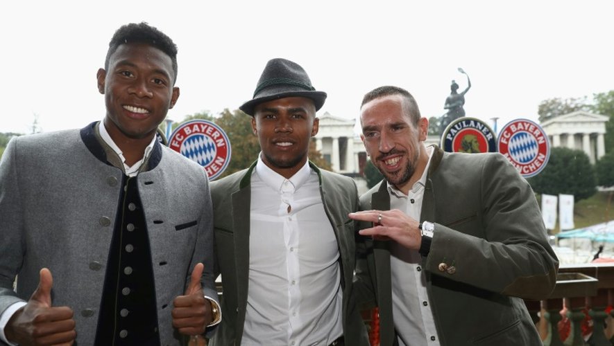 Franck Ribéry et ses coéquipiers du Bayern David Alaba et Douglas Costa, lors de la traditionnelle de l'équipe visite à l'Oktoberfest, le 8 octobre 2016 0 Munich