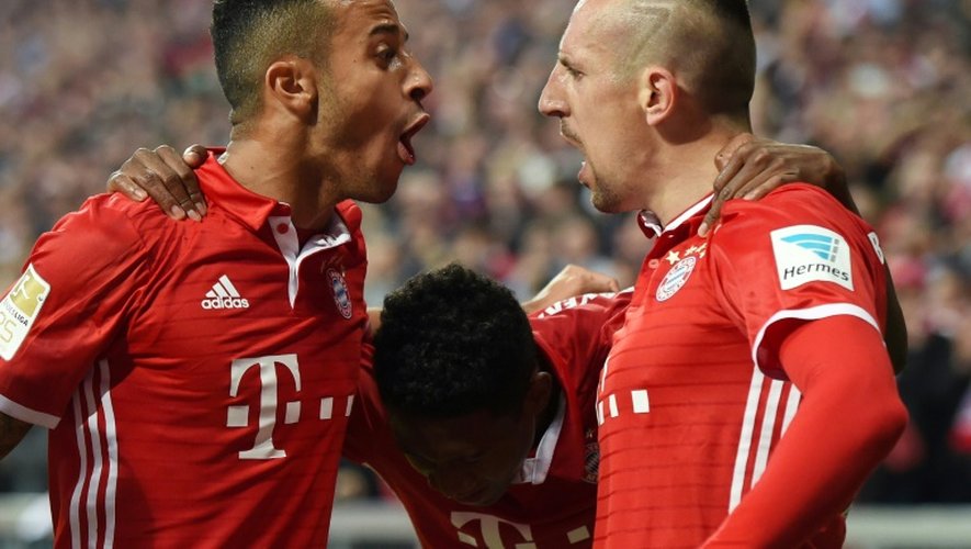 Franck Ribéry fête un but avec ses coéquipiers du Bayern Thiago Alcantara et David Alaba, le 21 septembre 2016 à Munich