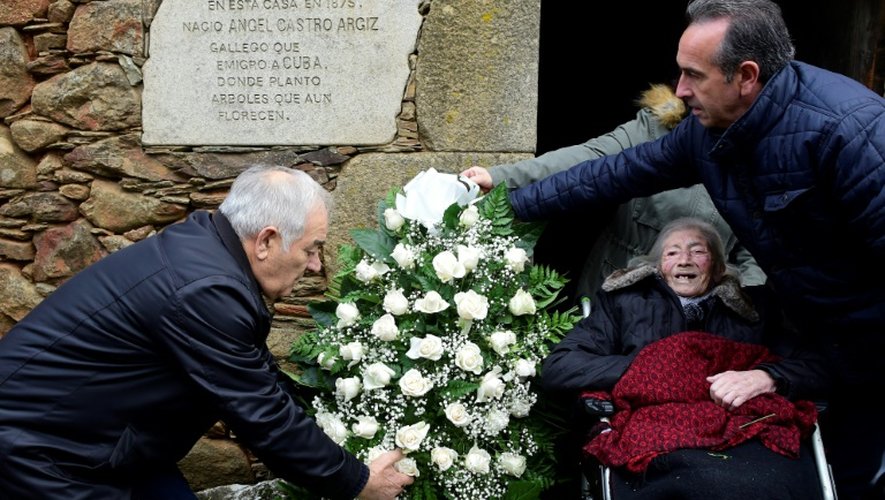 Le 27 novembre 2016, Manuela Argiz, la cousine de F. Castro, 103 ans, en chaise roulante, a observé 1 minute de silence, une couverture rouge sur les genoux et déposé avec le maire et d'autres villageois une couronne de roses devant la maison familiale