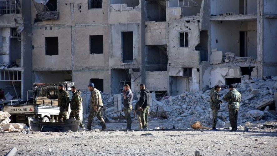 Membres des troupes du régime syrien dans le quartier  Masaken Hanano d'Alep, le 27 novembre 2016