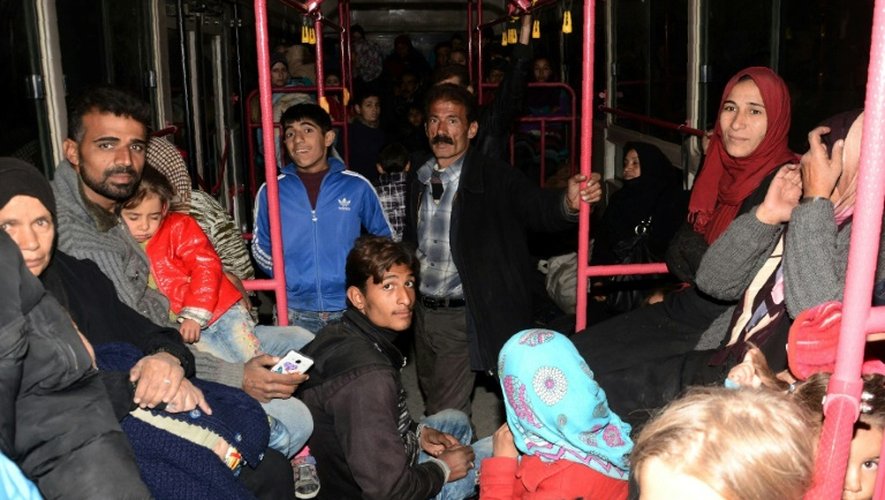 Des familles syriennes des qurtiers est d'Alep sont évacués en bus vers le quartier sous contrôle des forces kurdes de Cheikh Maqsoud, le 27 novembre 2016