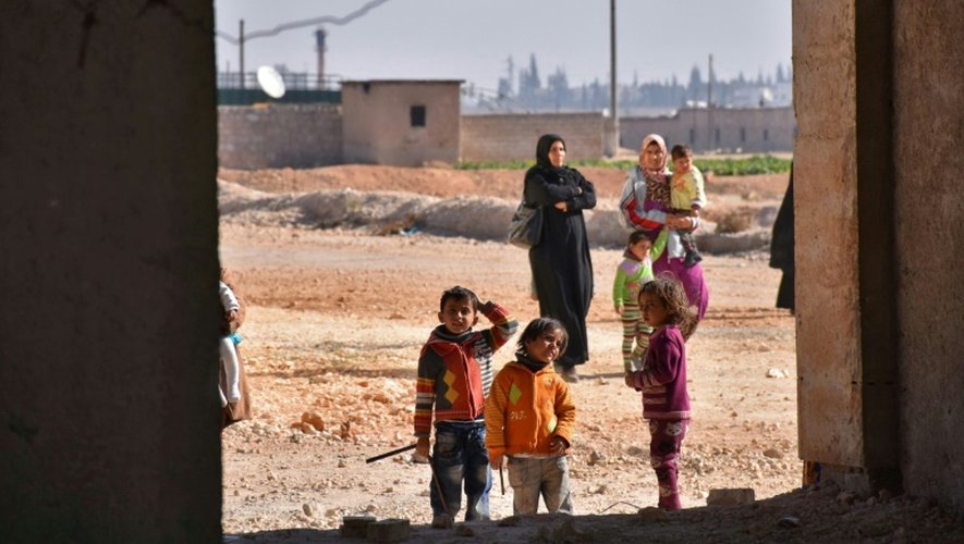Des civils syriens déplacés, le 27 novembre 2016 dans un camp du quartier de Jibreen, en zone gouvernementale, à Alep