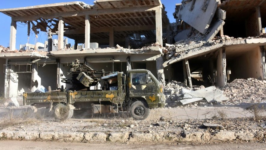 Un véhicule des forces pro-gouvernementales syriennes dans le quartier  Masaken Hanano d'Alep, le 27 novembre 2016