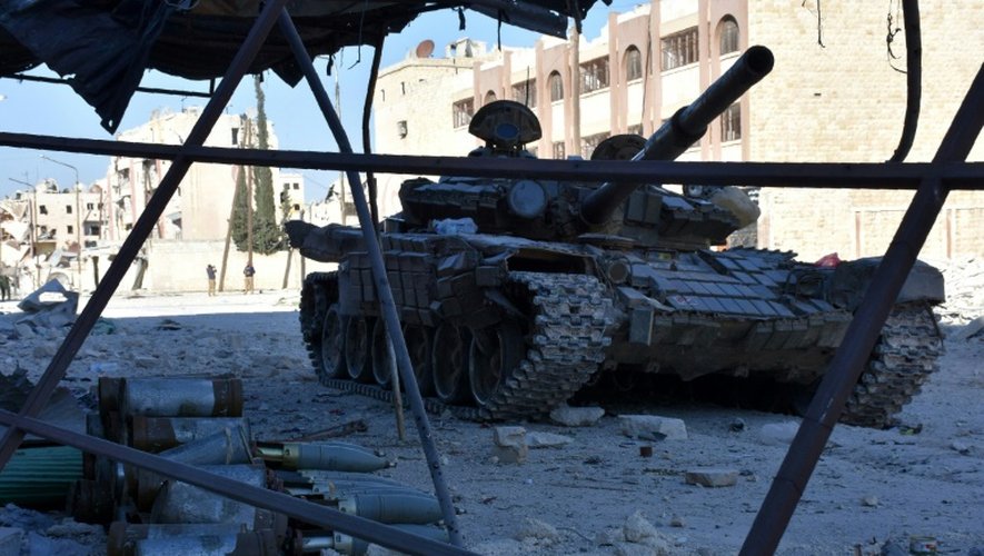 Un char des forces du régime syrien dans le quartier  Masaken Hanano d'Alep, le 27 novembre 2016