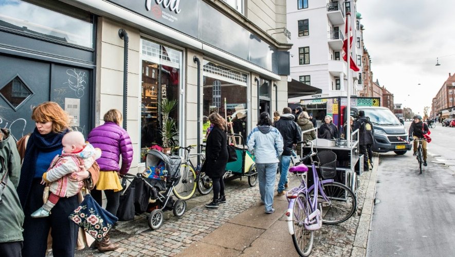 Des badauds devant l'enseigne danoise Wefood spécialisée dans les invendus, le 16 février 2016 à Copenhague