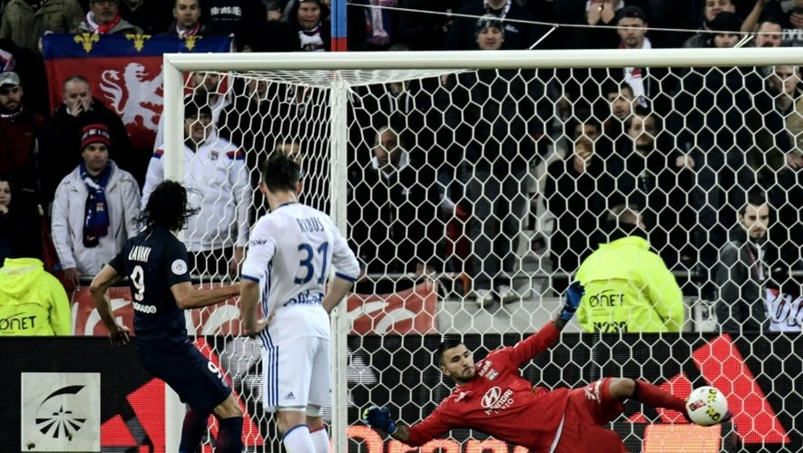 Le buteur parisien Edinson Cavani ouvre le score sur penalty contre Lyon au Parc OL, le 27 novembre 2016