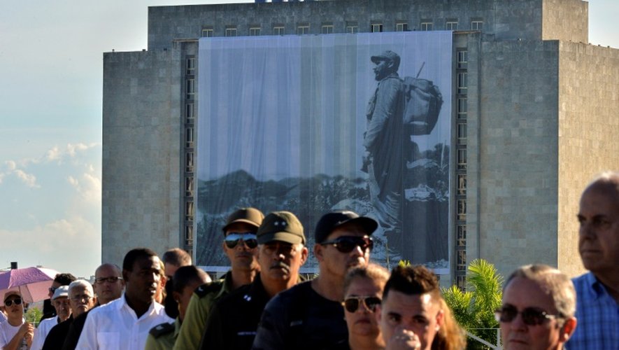 Les cubains font la queue pour rendre hommage à Fidel Castro à La Havane, le 28 novembre 2016