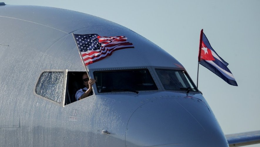 Un avion d'American Airlines avec le drapeau américain et cubain arrive à l'aéroport international Jose Marti, premier vol commercial entre Miami et La Havane en 50 ans, le 28 novembre 2016