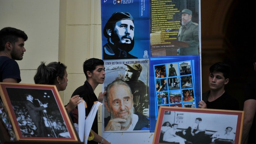 Des étudiants accrochent des portraits de Fidel Castro à l'Université de La Havane, le 26 novembre 2016, au lendemain de sa mort