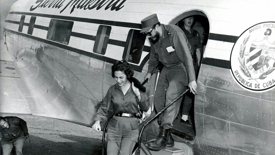 Fidel Castro et Celia Sanchez descendent de l'avion présidentiel cubain "Sierra Maestra" au début des années 60