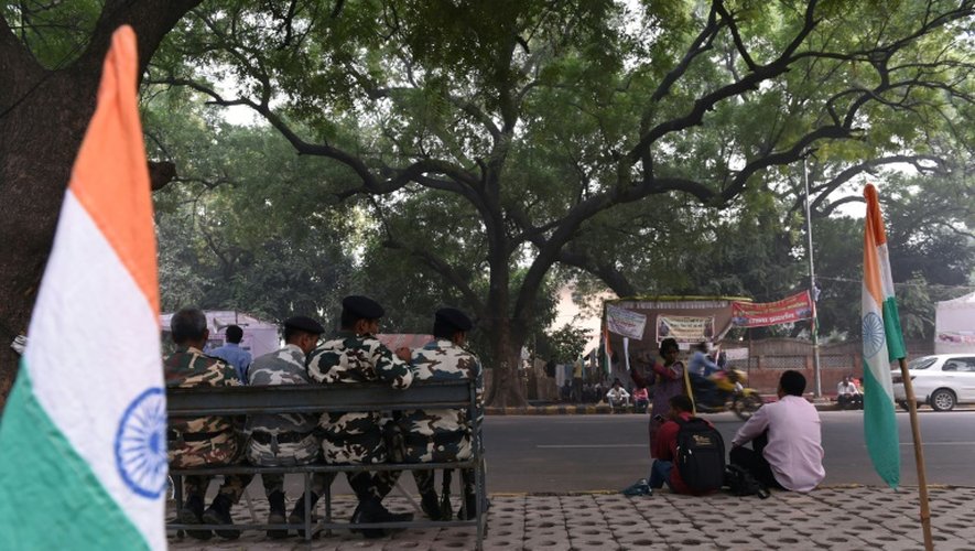 Des soldats indiens sur l'avenue Jantar Mantar à New Delhi, le 2 novembre 2016