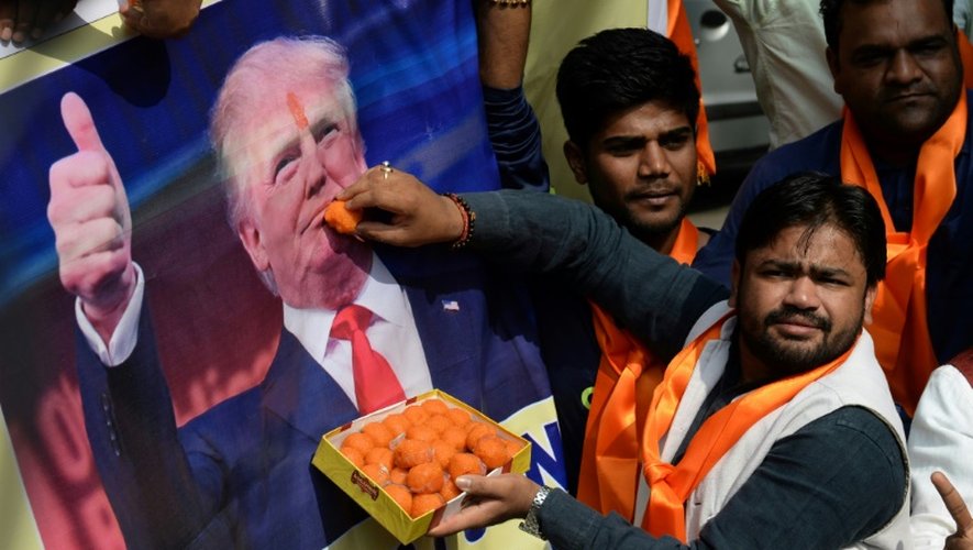 Des Indiens célèbrent la victoire de Donald Trump à la présidentielle américaine avenue Jantar Mantar à New Delhi, le 9 novembre 2016
