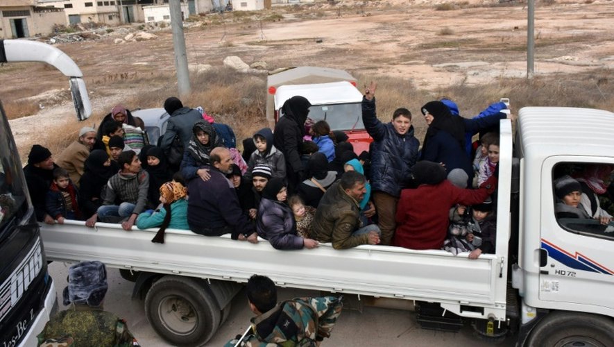 Des civils fuient les quartiers d'Alep-Est, le 29 novembre 2016