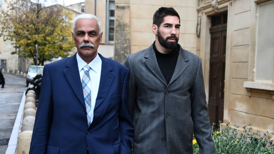 Nikola Karabatic et son avocat Philippe Nemausat à leur sortie du palais de justice le 21 novembre 2016 à Montpellier