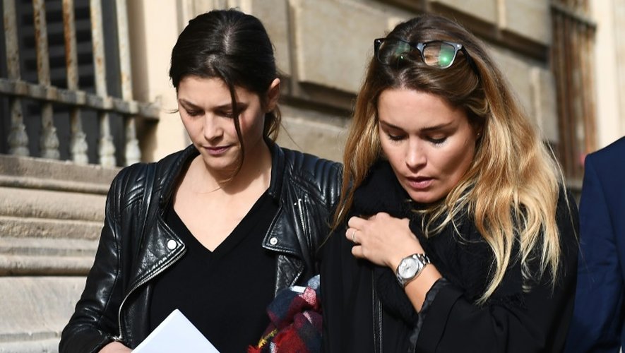Géraldine Pillet et Jennifer Priez, compagnes des frères Karabatic, à la sortie du tribunal le 23 novembre 2016 à Montpellier