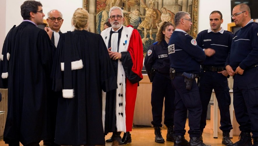 L'avocat général Raphaël Sanesi de Gentile (C) après le verdict de la cour d'assises du Puy-de-Dôme, le 25 novembre